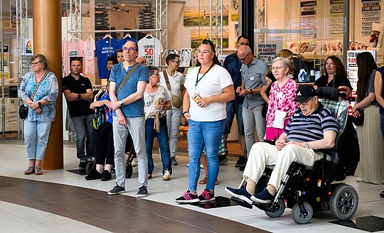 eine Gruppe von Zuschauenden und Hörenden
