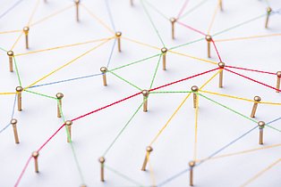 ein Netz aus miteinander verbundenen Fäden