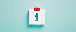 weißer quadratischer Zettel mit grünem i für Information