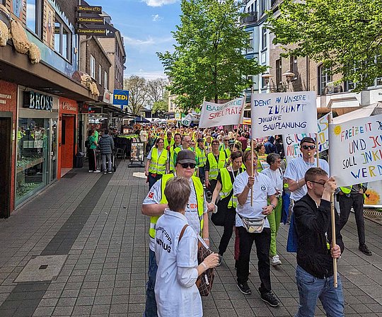 Demonstrationszug in der Fußgängerzone