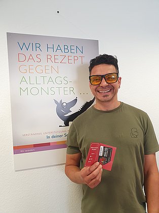Giovanni de Vinventi zeigt Gutschein den er beim Quiz gewann
