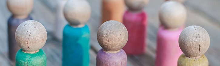 Mehrere bunte Holzspielfiguren