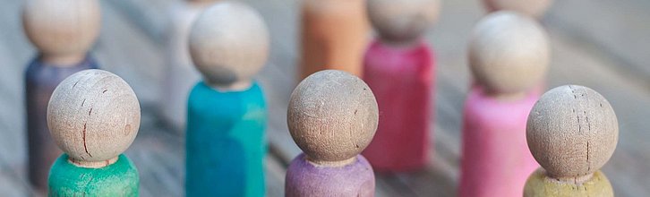 Mehrere bunte Holzspielfiguren