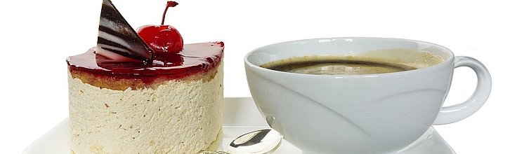 Torte und Tasse Kaffee auf einem weißen Unterteller