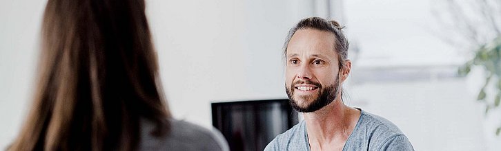 Mann und Frau im Gespräch, Frau nur von hinten zu sehen
