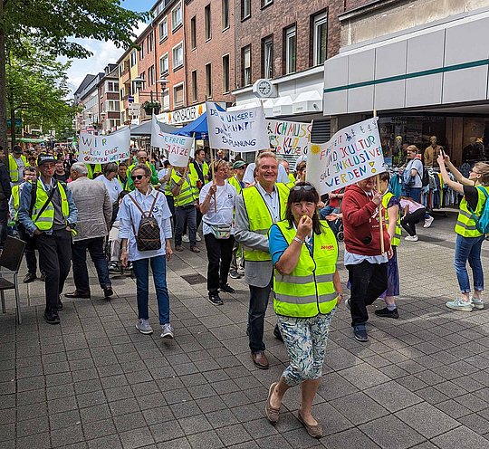 Demonstrationszug in der Fußgängerzone