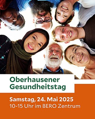 Buntes Bild mit Menschen verschiedenen Alters und Herkunft die im Kreis stehen und von oben nach unten in die Kamera lächeln.